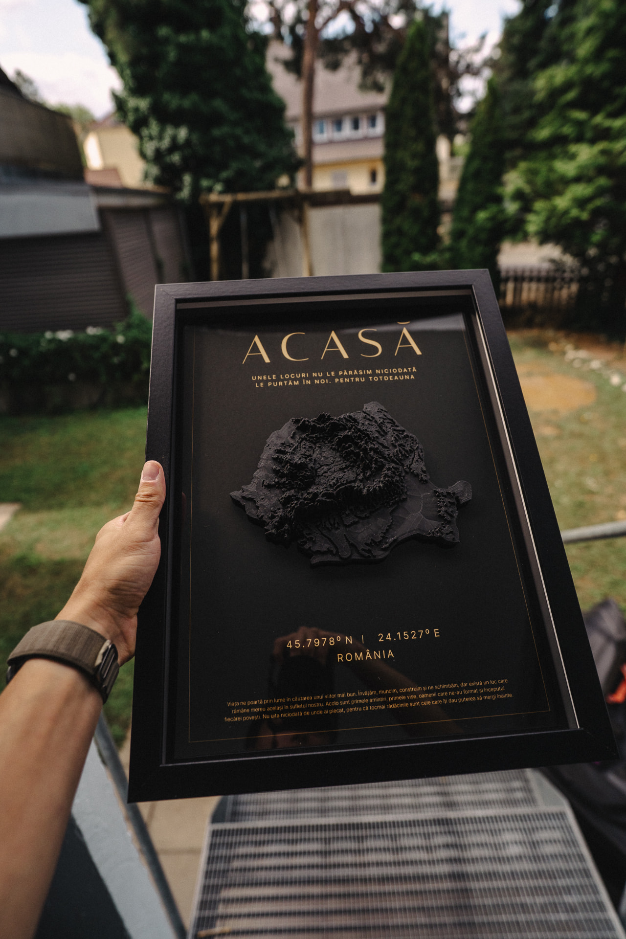 VUMO Black Edition WANDERLUST ACASĂ piece held outdoors